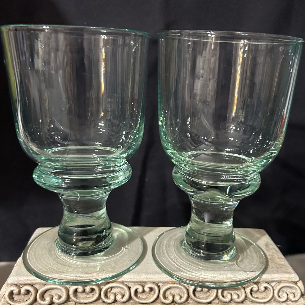2 Williams Sonoma VERT Green Wine Glass. Wafer Stem.